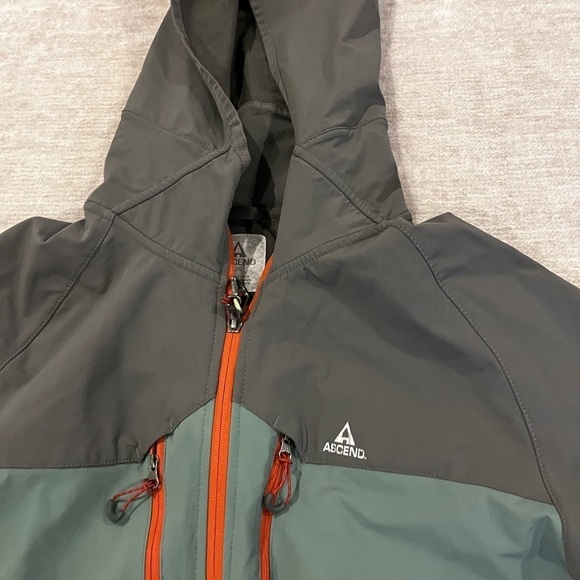 Ascend Green colorblock soft shell jacket with orange zipper Bass Pro shops - Picture 2 of 5